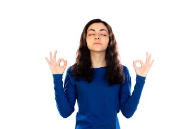 Mavi kazaklı sevimli genç kız beyaz bir arka planda izole edilmiş.