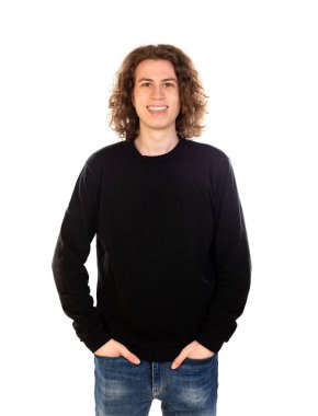 Uzun saçlı, beyaz arka planda izole edilmiş havalı bir adam.