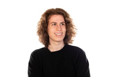 Uzun saçlı, beyaz arka planda izole edilmiş havalı bir adam.