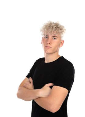 Kıvırcık sarı saçlı, siyah tişörtlü, beyaz arka planda izole edilmiş havalı bir adam.