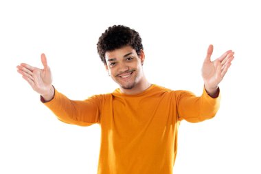 Beyaz arka planda izole edilmiş bir şey sunan gülümseyen afro adam.