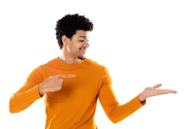 Genç siyah afro adam gülüyor ve beyaz bir arka planda parmağı izole edilmiş bir şeyi işaret ediyor.
