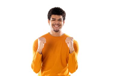 Turuncu kazak giyen heyecanlı afro adam beyaz arka planda izole edilmiş.