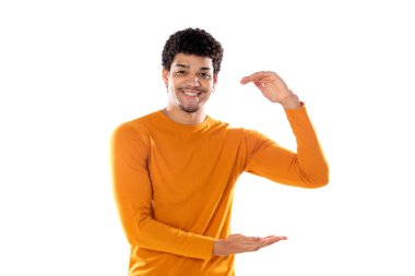 Genç siyah afro adam gülüyor ve beyaz bir arka planda parmağı izole edilmiş bir şeyi işaret ediyor.