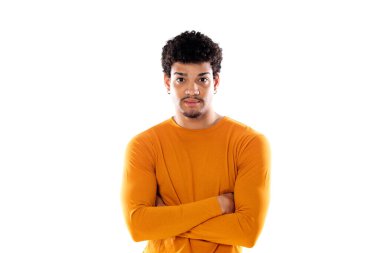 Afro saçlı gülümseyen genç adam turuncu süveter giyiyor beyaz bir arka planda izole edilmiş. 