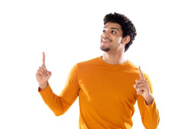 Genç siyah afro adam gülüyor ve beyaz bir arka planda parmağı izole edilmiş bir şeyi işaret ediyor.