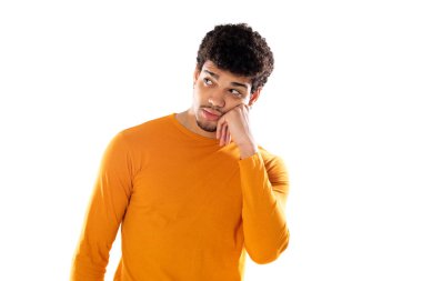 Genç siyah afro düşünen, kuşkulu ve kafası karışık, farklı seçenekleri olan, beyaz arka planda hangi kararı vereceğini merak eden bir adam.