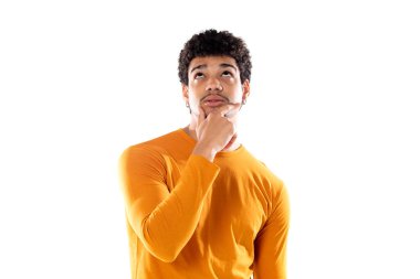 Genç siyah afro düşünen, kuşkulu ve kafası karışık, farklı seçenekleri olan, beyaz arka planda hangi kararı vereceğini merak eden bir adam.