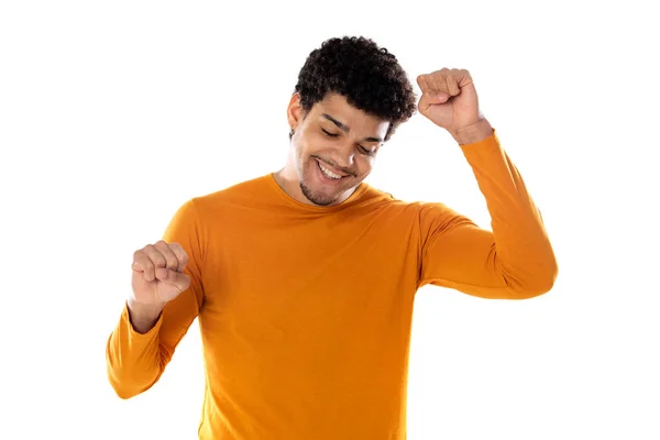 兴奋的非洲佬穿着一件白色背景的橙色毛衣 — 图库照片
