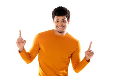 Beyaz arka planda izole edilmiş turuncu tişört giyen Afro saçlı, tatlı Afro-Amerikalı bir adam.