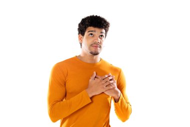 Beyaz arka planda izole edilmiş turuncu tişört giyen Afro saçlı, tatlı Afro-Amerikalı bir adam.