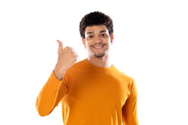 Beyaz arka planda izole edilmiş turuncu tişört giyen Afro saçlı, tatlı Afro-Amerikalı bir adam.