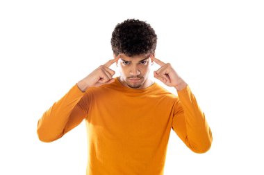 Beyaz arka planda izole edilmiş turuncu tişört giyen Afro saçlı, tatlı Afro-Amerikalı bir adam.