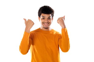 Beyaz arka planda izole edilmiş turuncu tişört giyen Afro saçlı, tatlı Afro-Amerikalı bir adam.