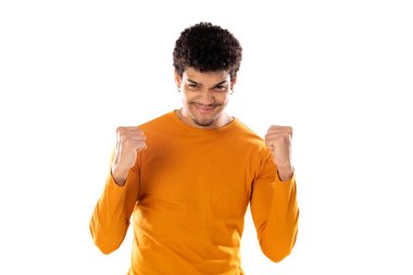 Beyaz arka planda izole edilmiş turuncu tişört giyen Afro saçlı, tatlı Afro-Amerikalı bir adam.