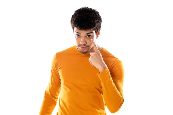Roztomilý Africký Američan Afro Účesem Nosí Oranžové Tričko Izolované Bílém — Stock fotografie