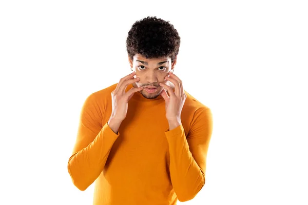 Netter Afrikanisch Amerikanischer Mann Mit Afro Frisur Der Ein Orangefarbenes — Stockfoto