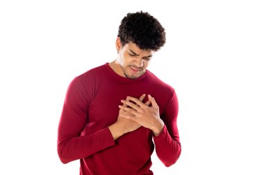 Beyaz arka planda izole edilmiş bordo bir tişört giyen Afro saçlı tatlı Afro-Amerikalı bir adam.