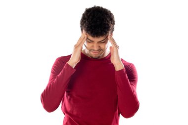 Beyaz arka planda izole edilmiş bordo bir tişört giyen Afro saçlı tatlı Afro-Amerikalı bir adam.