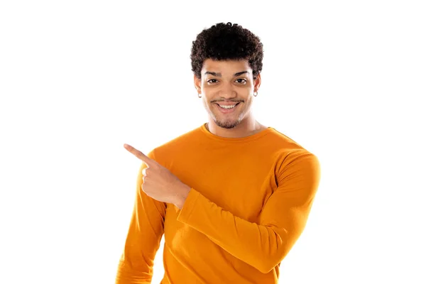 漂亮的非洲裔美国人 留着非洲式的头发 身穿橙色T恤 背景是白色的 — 图库照片