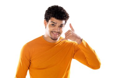 Beyaz arka planda izole edilmiş turuncu tişört giyen Afro saçlı, tatlı Afro-Amerikalı bir adam.