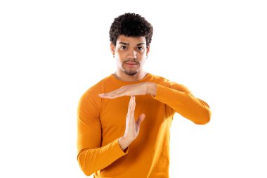 Beyaz arka planda izole edilmiş turuncu tişört giyen Afro saçlı, tatlı Afro-Amerikalı bir adam.