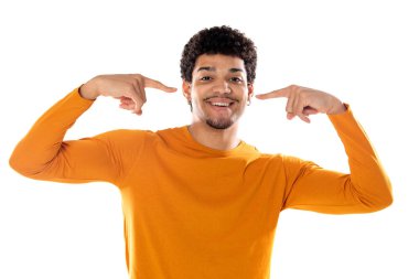 Beyaz arka planda izole edilmiş turuncu tişört giyen Afro saçlı, tatlı Afro-Amerikalı bir adam.
