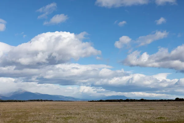 Lindas Nuvens Sobre Prado Solitário — Fotografia de Stock