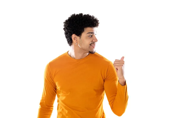 Schattig Afrikaans Amerikaans Man Met Afro Kapsel Draagt Een Oranje — Stockfoto