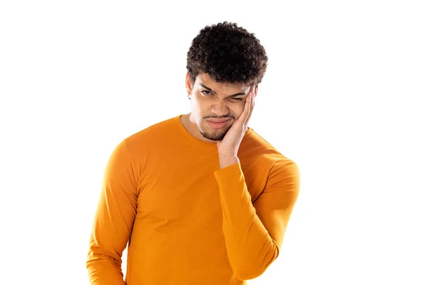 Söt Afrikansk Amerikansk Man Med Afro Frisyr Bär Orange Shirt — Stockfoto