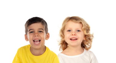 İki farklı çocuk beyaz arka planda izole edilmiş kameraya bakıyor.