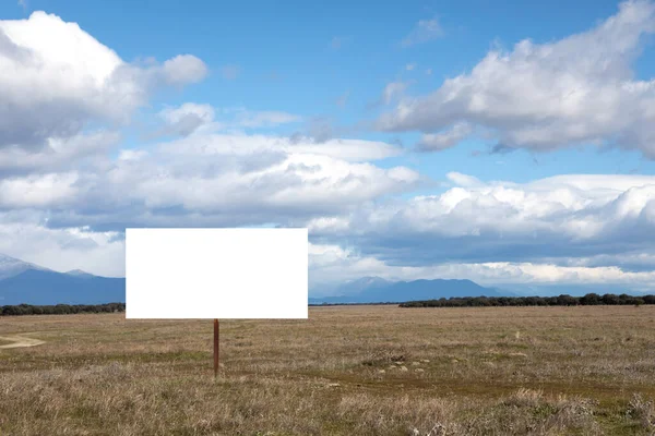 Cartel Blanco Para Publicidad Medio Del Campo — Foto de Stock