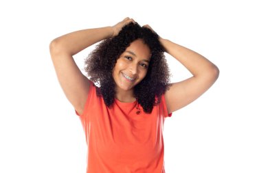 Kırmızı tişört giyen, beyaz arka planda izole edilmiş kameraya bakan, gülümseyen Afrikalı Amerikalı küçük kız çocuğu. Çocukluk yaşam tarzı konsepti 