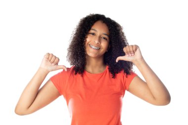 Kırmızı tişört giyen, beyaz arka planda izole edilmiş kameraya bakan, gülümseyen Afrikalı Amerikalı küçük kız çocuğu. Çocukluk yaşam tarzı konsepti 