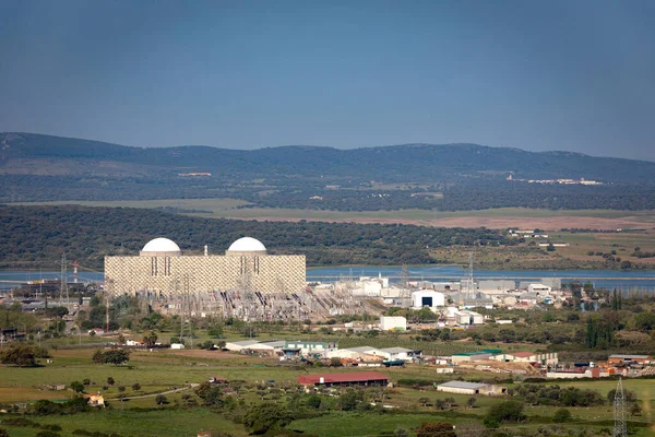 Ισπανικό Πυρηνικό Εργοστάσιο Δίπλα Ποτάμι — Φωτογραφία Αρχείου