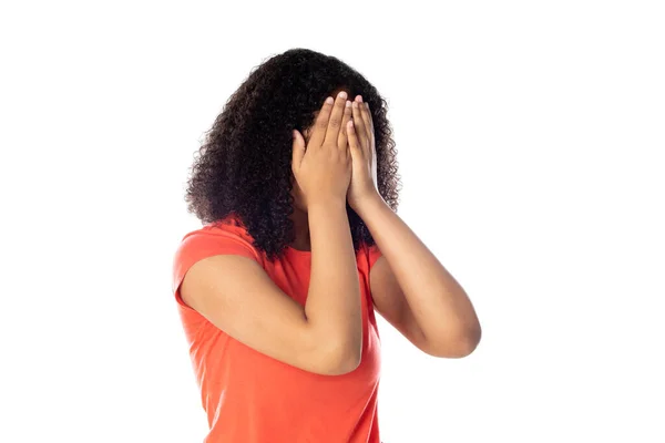 Fechar Sorrir Pequena Menina Americana Africana Vestindo Camiseta Vermelha Olhando — Fotografia de Stock