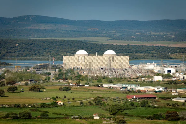 Ισπανικό Πυρηνικό Εργοστάσιο Δίπλα Ποτάμι — Φωτογραφία Αρχείου