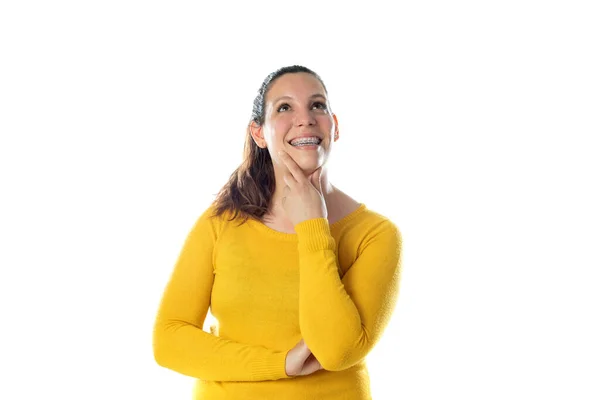 Mujer Adulta Con Tirantes Con Jersey Amarillo Aislado Sobre Fondo — Foto de Stock