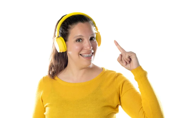 Mujer Adulta Con Tirantes Con Jersey Amarillo Aislado Sobre Fondo — Foto de Stock