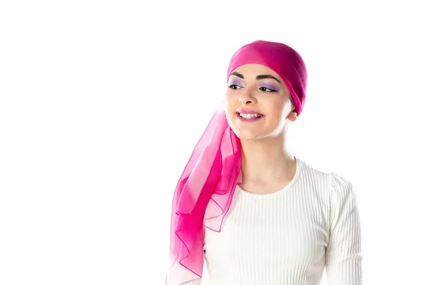 若いですブルネット女性身に着けていますピンクの頭のスカーフ隔離された白い背景 — ストック写真