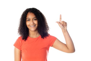 Beyaz arka planda yalıtılmış afro saçlı güzel Afrikalı bir genç.