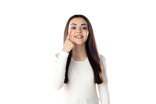 Menina Adolescente Morena Com Maquiagem Roxa Isolada Fundo Branco — Fotografia de Stock