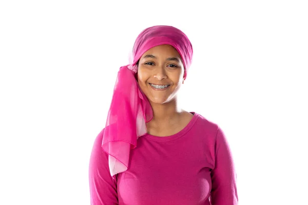 Fiatal Gyönyörű Afrikai Visel Rózsaszín Fejkendő Elszigetelt Fehér Alapon — Stock Fotó