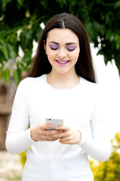 Morena Jovem Mulher Com Telefone Inteligente Fora — Fotografia de Stock