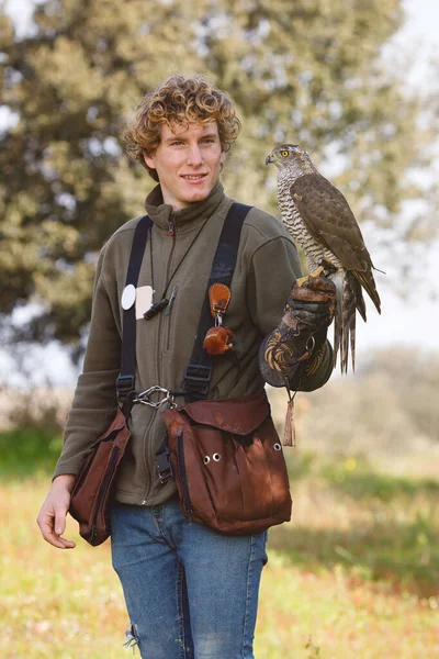 Jovem Praticando Falcoaria Com Belo Espécime Goshawk — Fotografia de Stock