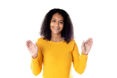 Hoş afro saçlı melez kız. 