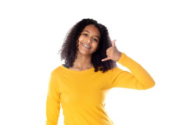 Hoş afro saçlı melez kız. 