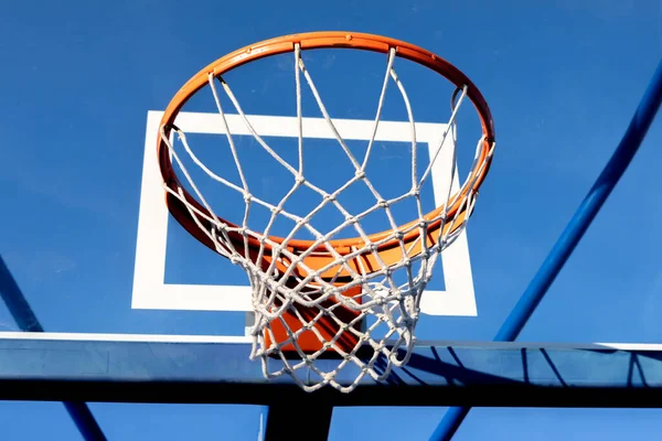 Pouliční Basketbal Obruč Slunný Den Modrou Oblohou Pozadí — Stock fotografie