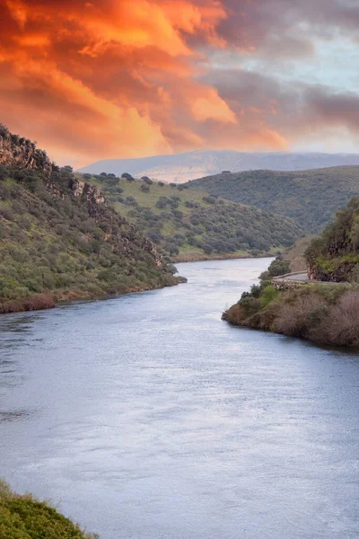 Landschaft Mit Fluss Grünen Ufern Bergen Und Einem Atemberaubenden Himmel — Stockfoto