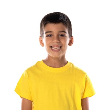 Beyaz bir arka planda sarı tişörtlü sevimli Latin çocuk.